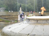 Die Freiheitsflamme mit Brücke und Santander-Statue.