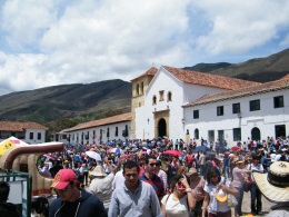 Die Kirche von Villa de Leyva mit den Zuschauern des Festivals.