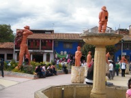 Ein paar Statuen aus dem typischen Ton der Region auf dem Hauptplatz von Ráquira.