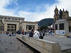 Die Statue von Simón Bolívar, die Kathedrale und der Justizpalast in Bogotá.